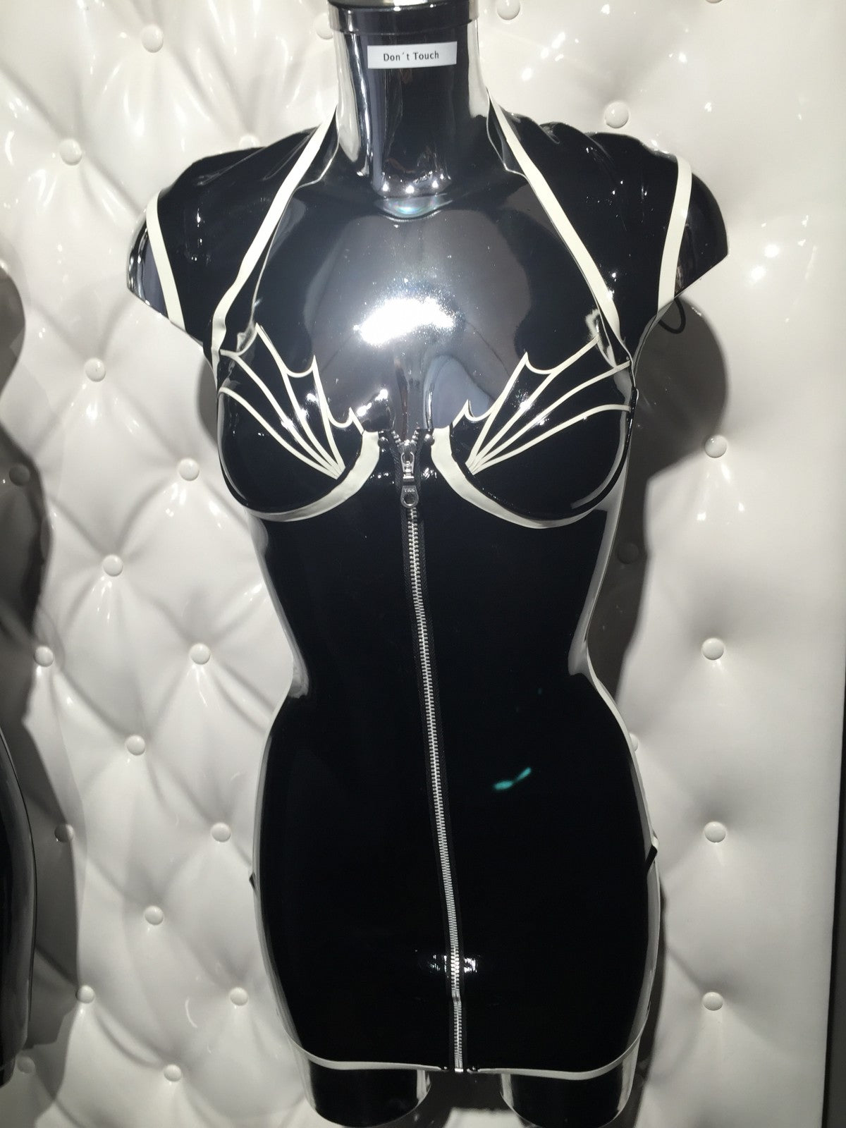 Schwarzes Latexkleid mit Rücken-Schnürung und Frontzipper – figurbetont von Styleplanet