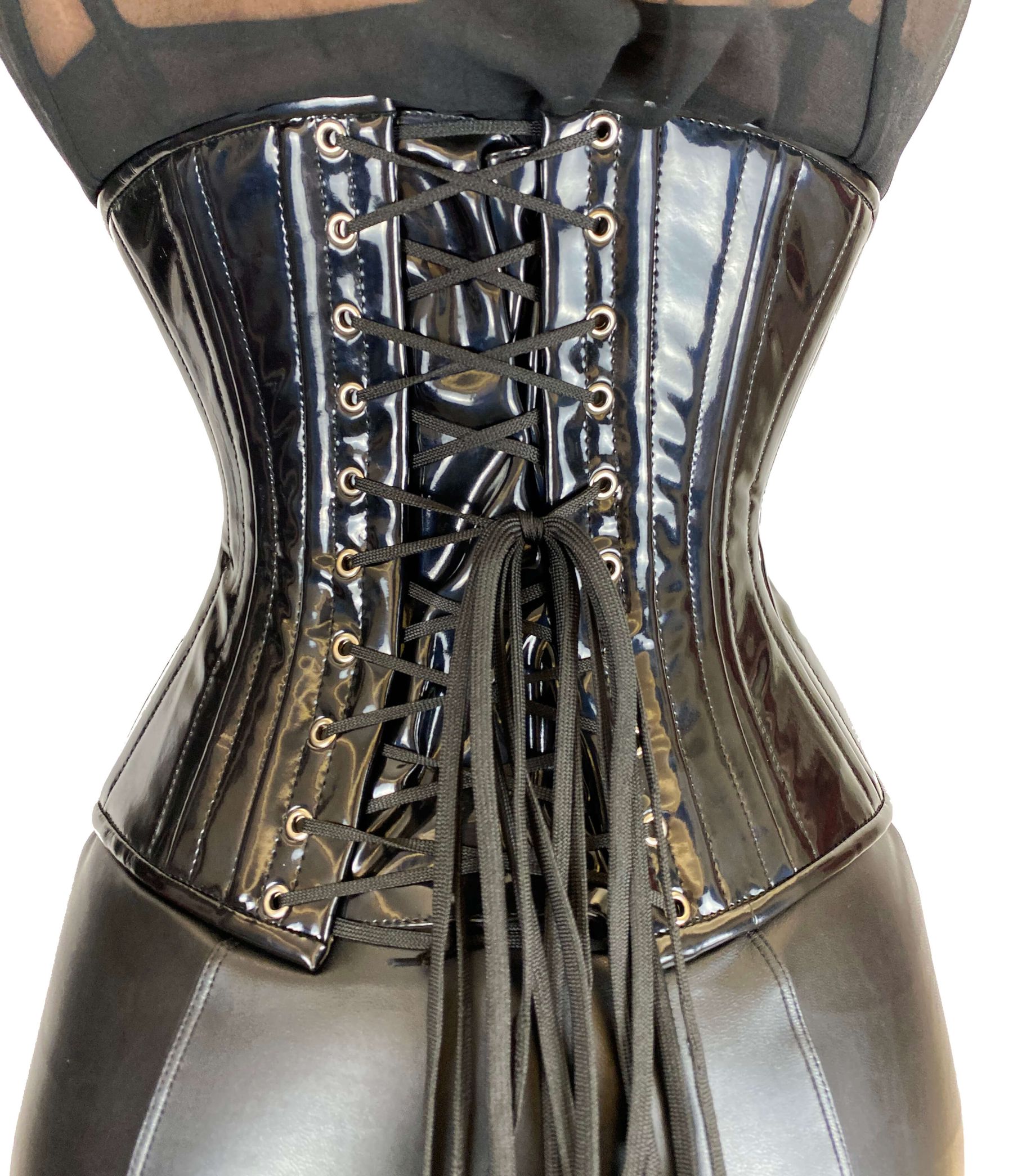Rückansicht eines schwarzen Lack Taillenkorsetts mit doppelt geführter Schnürung, figurformend und glänzend im Fetisch-Look