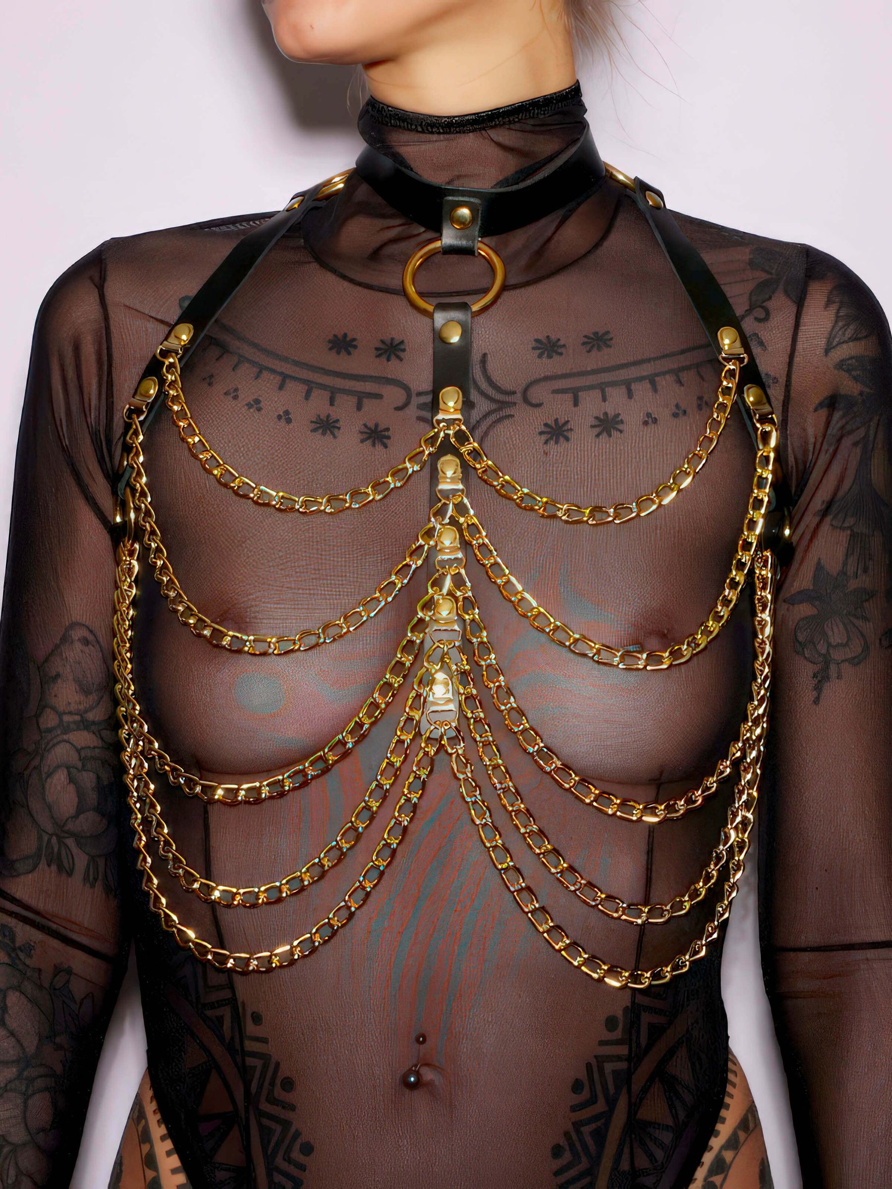 Brust-Harness aus schwarzem Leder und goldenen Ketten
