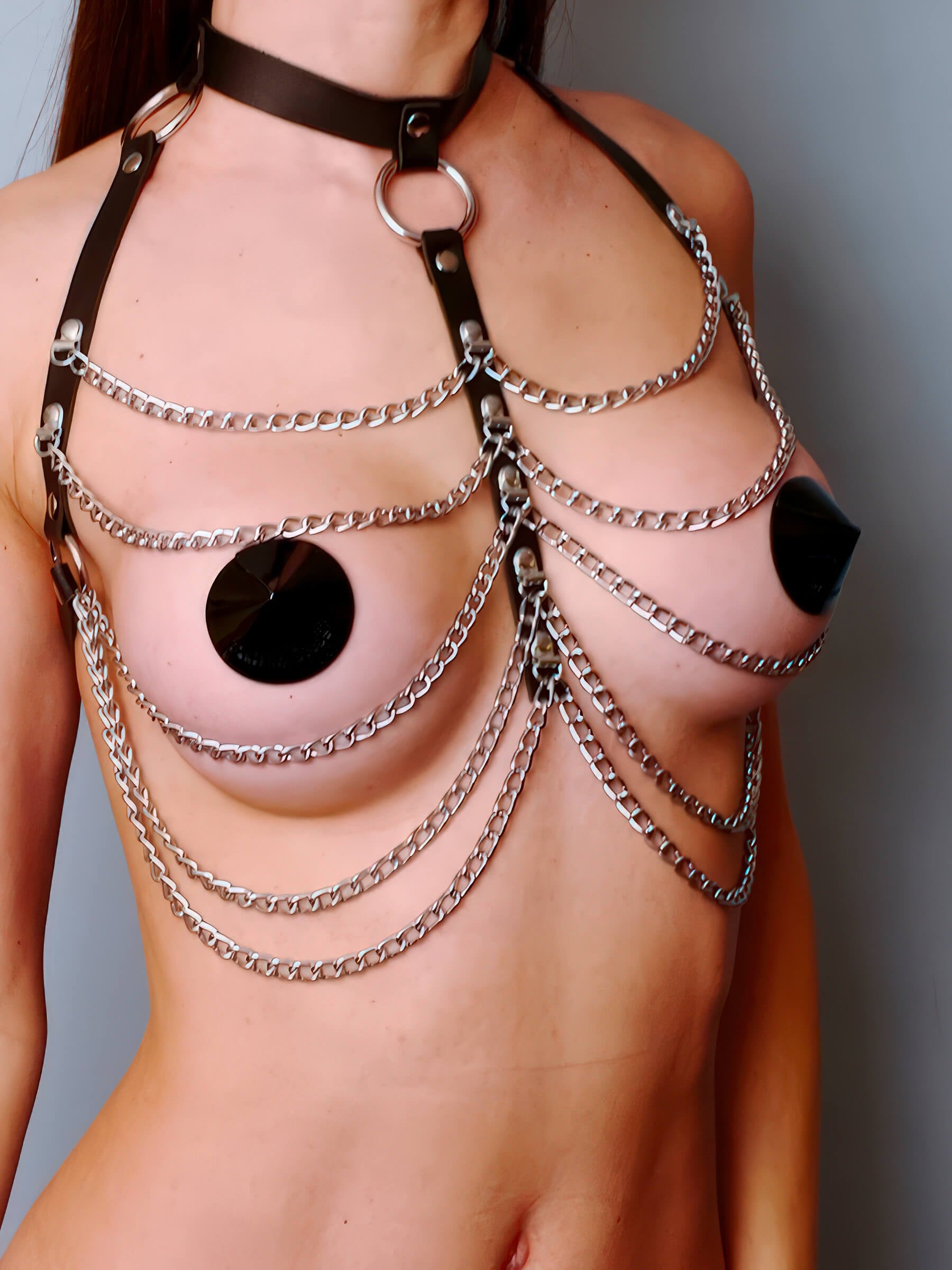 Brust-Harness aus schwarzem Leder und silberfarbenen Stahlketten