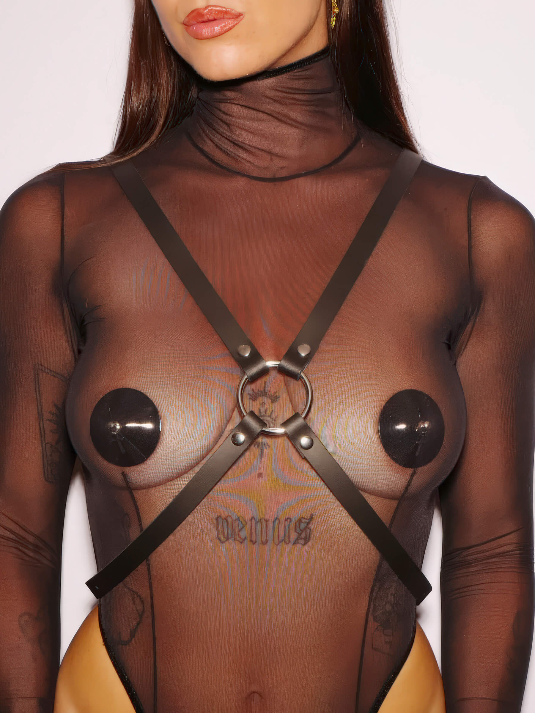 Kreuz-Brust-Harness aus schwarzem Leder mit silbernen Stahlelementen