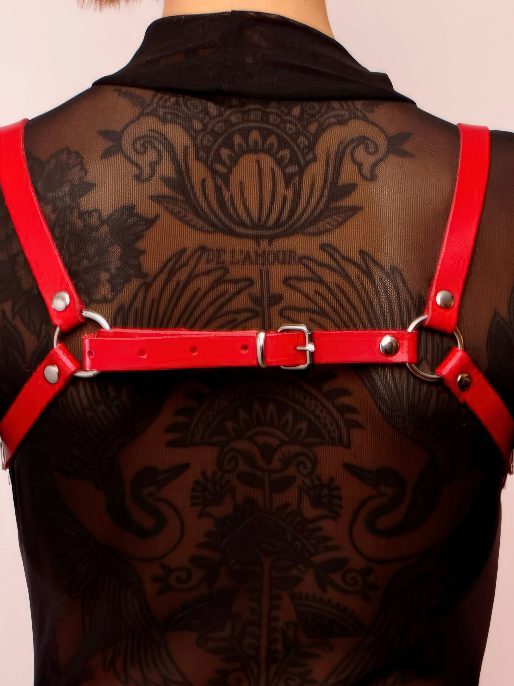 Harness-BH aus rotem Leder mit silbernen Stahlelementen