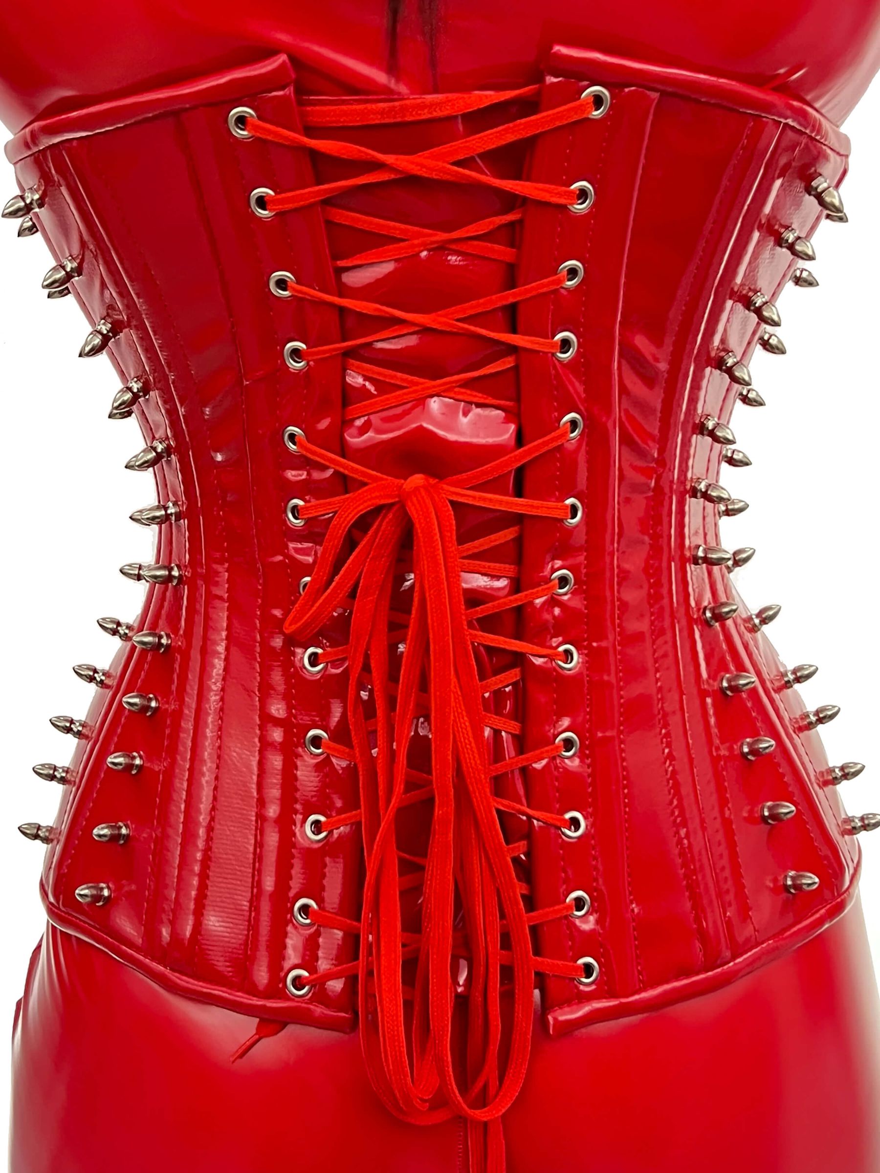 Rückansicht des roten Lack Unterbrust-Korsetts mit Spikes und verstellbarer Schnürung zur individuellen Taillenanpassung und figurformenden Wirkung