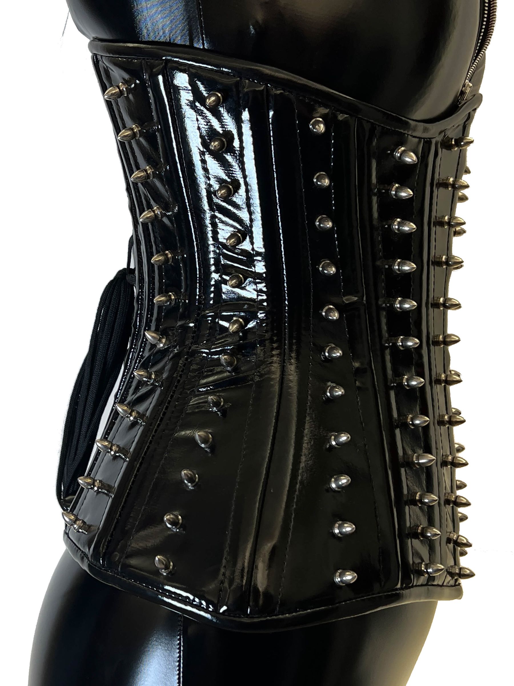 Seitliche Ansicht des schwarzen Lackkorsetts mit silbernen Spikes – figurbetontes Design im Fetisch-Style