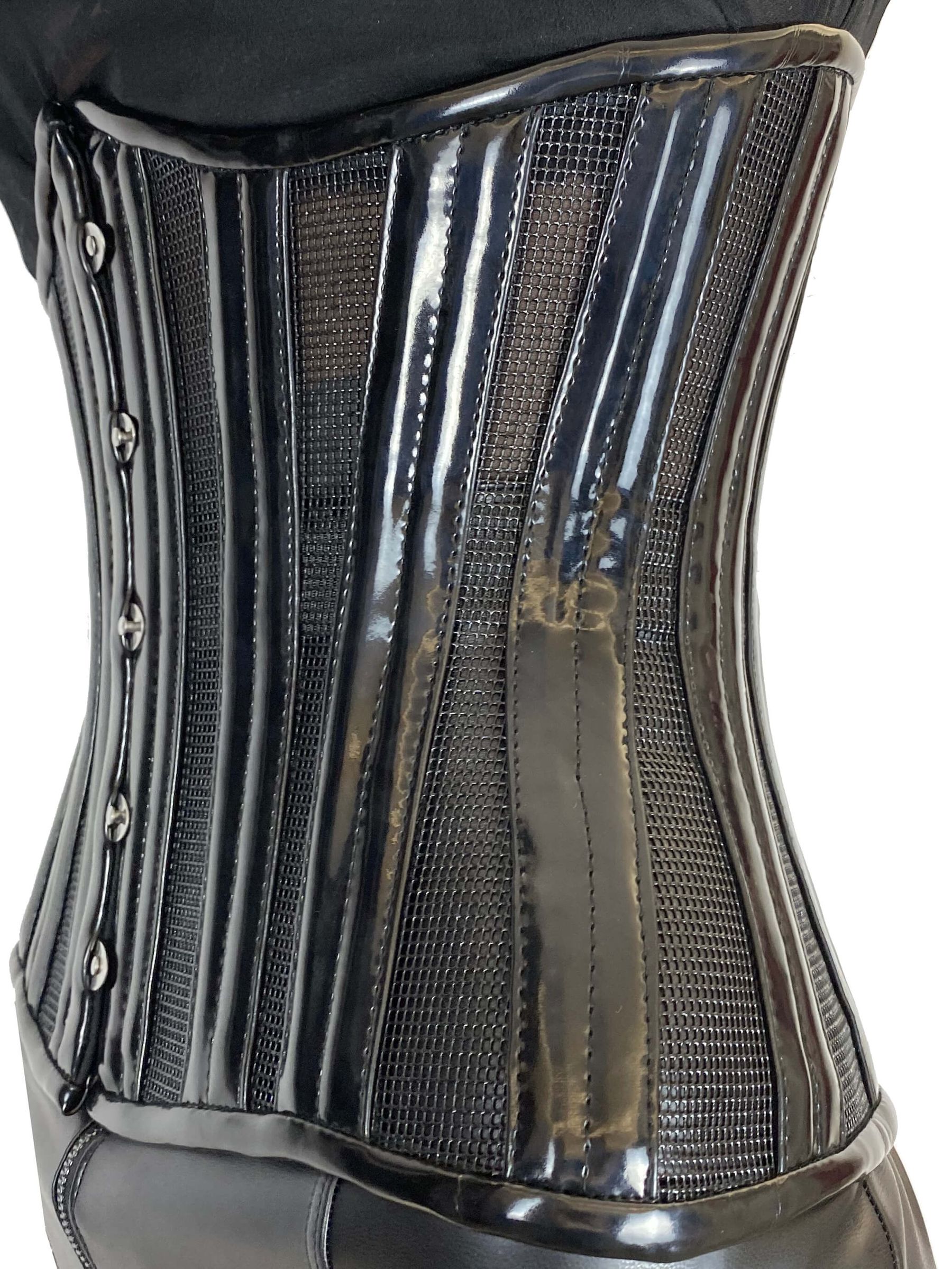 Seitliche Ansicht des schwarzen Lack-Netz-Korsetts Jessy mit Edelstahlverschlüssen und figurformender Silhouette.