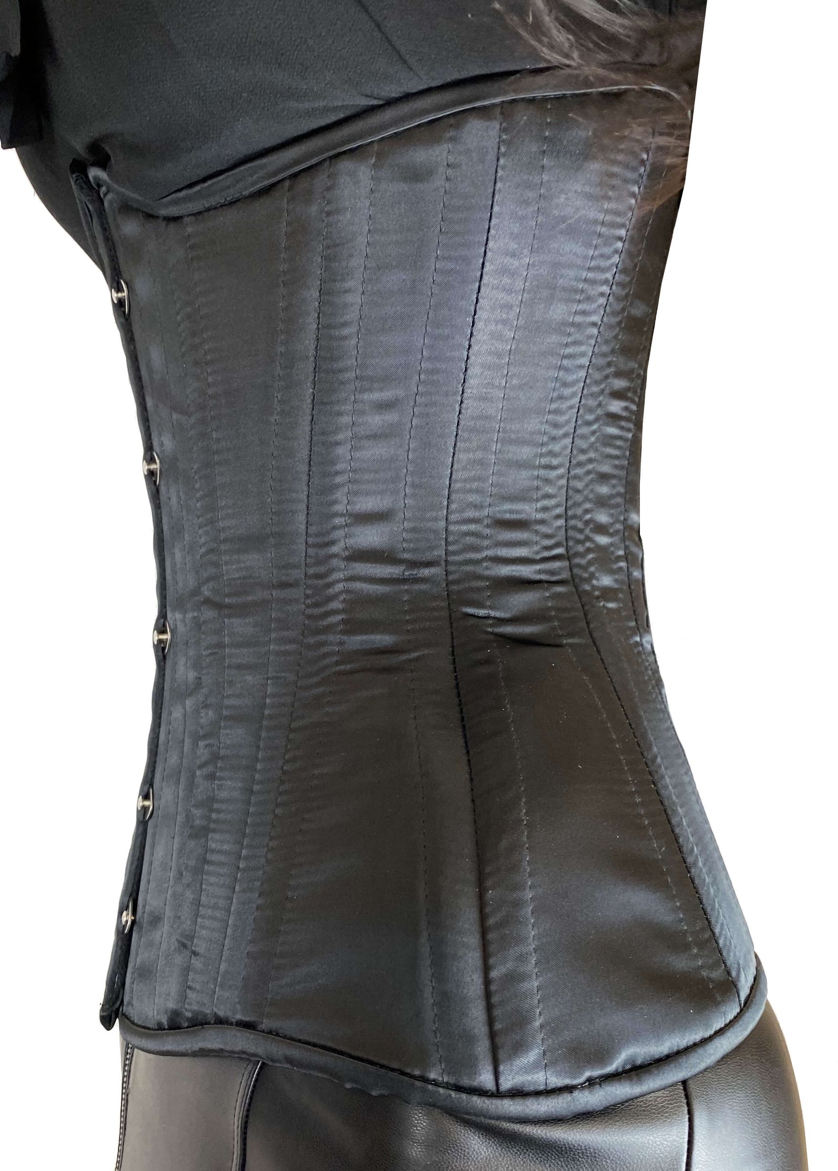 Seitenansicht Unterbrustkorsett Celine in Schwarz – figurformend mit Edelstahlstäben und Satin-Oberfläche