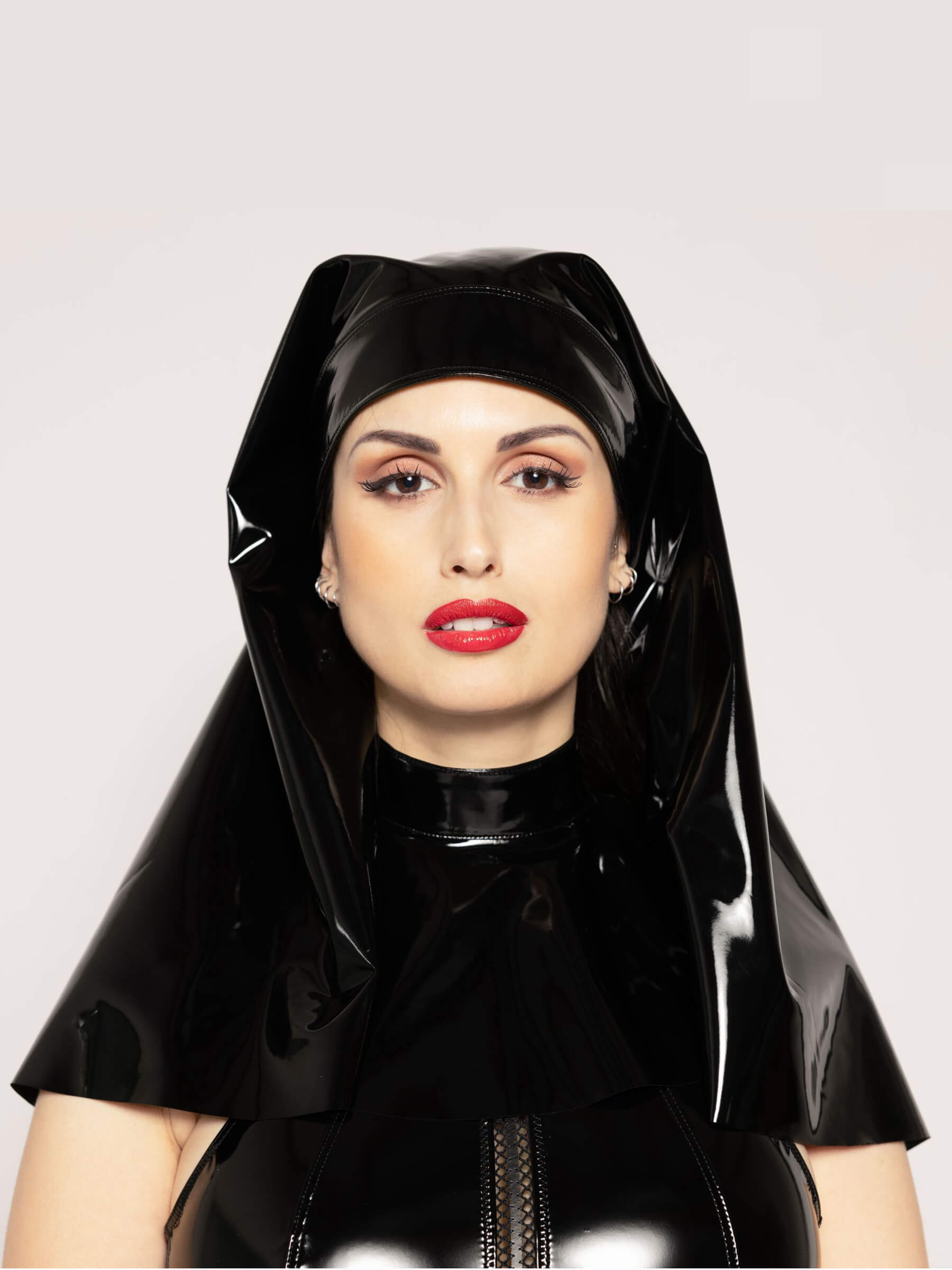 Lacquer hood nun