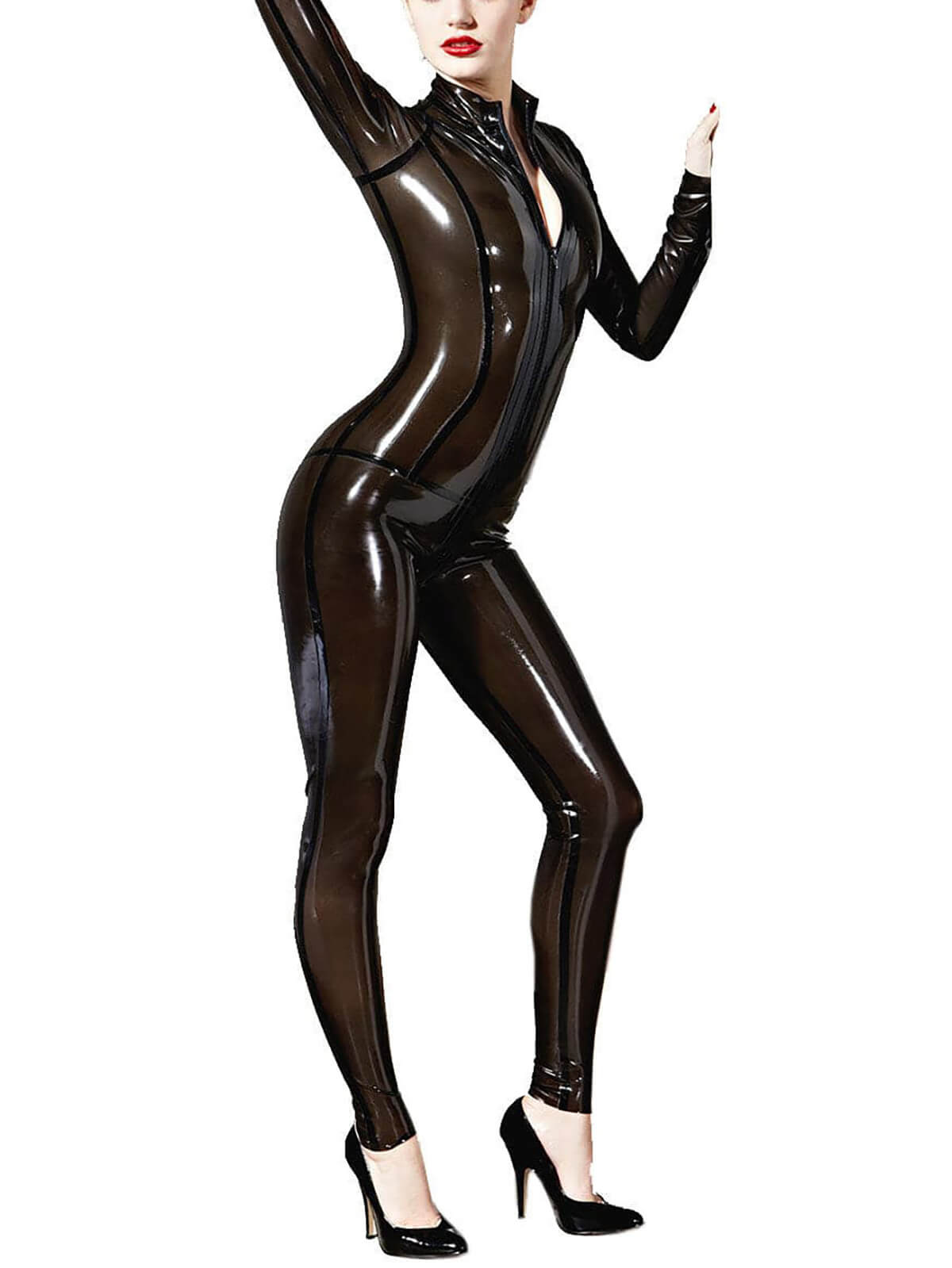 Frau in transparentem Latex-Catsuit mit schwarzem Frontzipper in dominanter Pose, Ganzkörperansicht auf weißem Hintergrund.