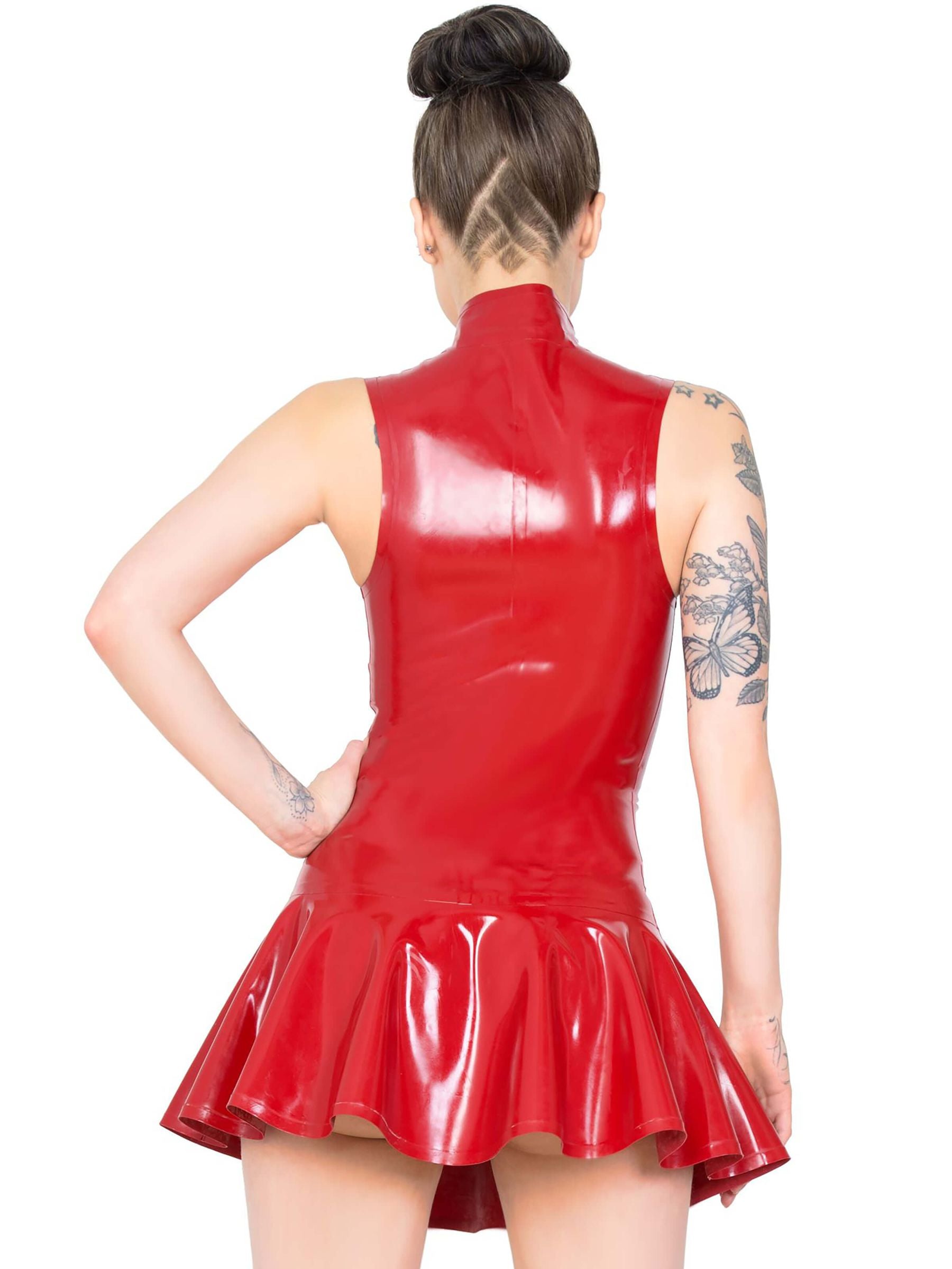 Rückenansicht eines roten Latexkleids mit Stehkragen und schwingendem Rock – figurbetontes, ärmelloses Minikleid aus 100 % Latex in Hochglanzoptik