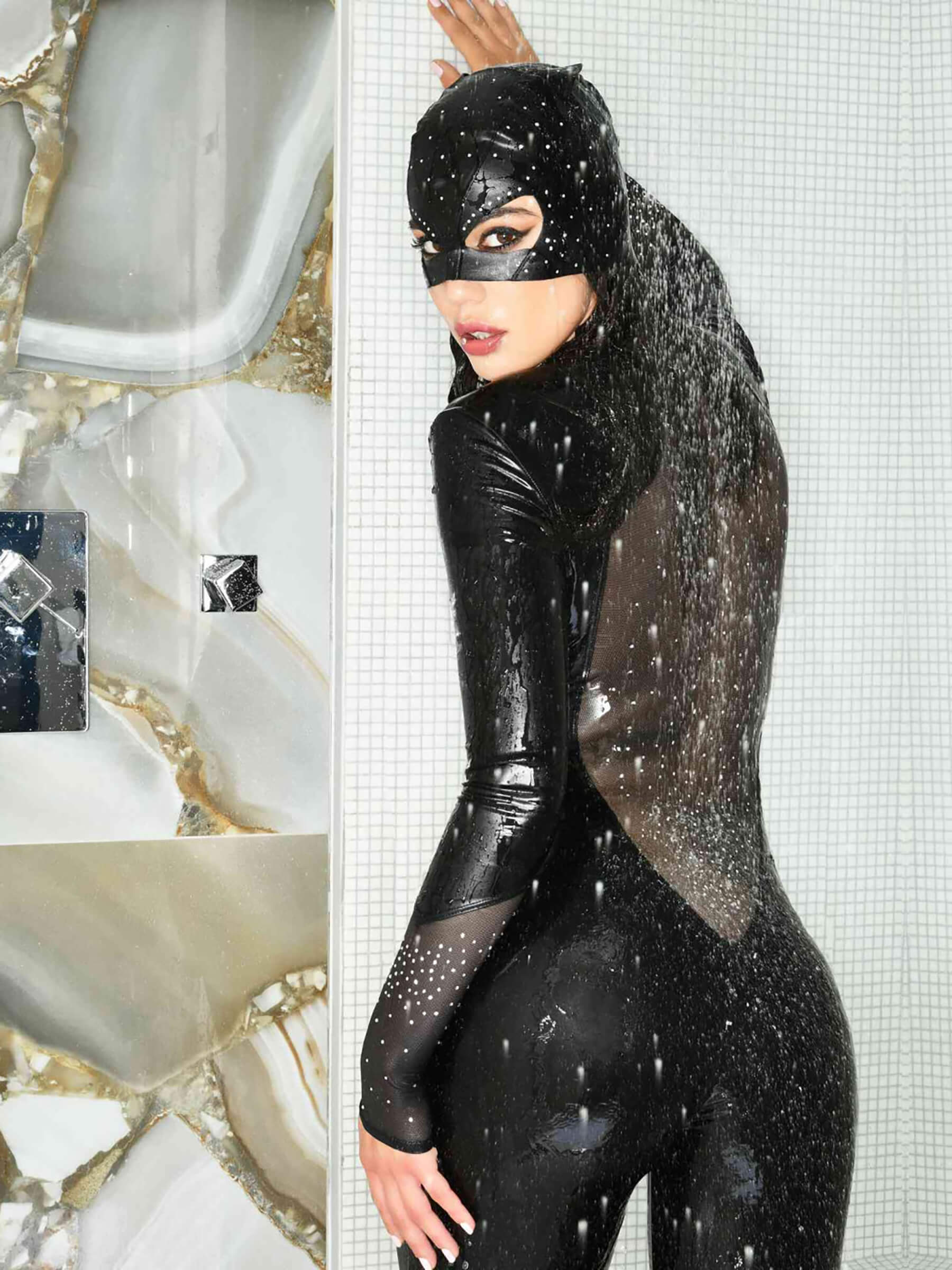 Frau im nassen Wetlook-Catsuit mit Maske und transparentem Rücken – geheimnisvoll, sinnlich und stark inszeniert unter der Dusche.