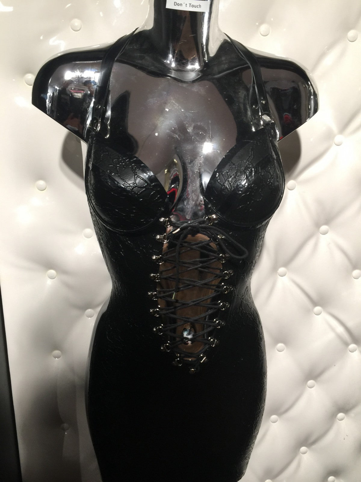 Schwarzes figurbetontes Latexkleid mit Vorderschnürung und Rückenreißverschluss – Styleplanet