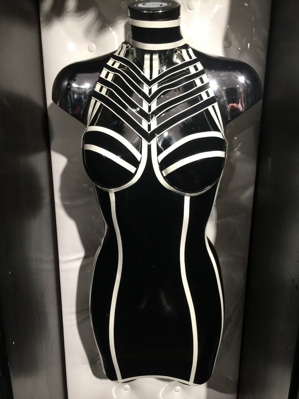 Latexkleid Selena mit Harness aus 100 % Latex, figurbetont & mit Rückenzipper – Styleplanet