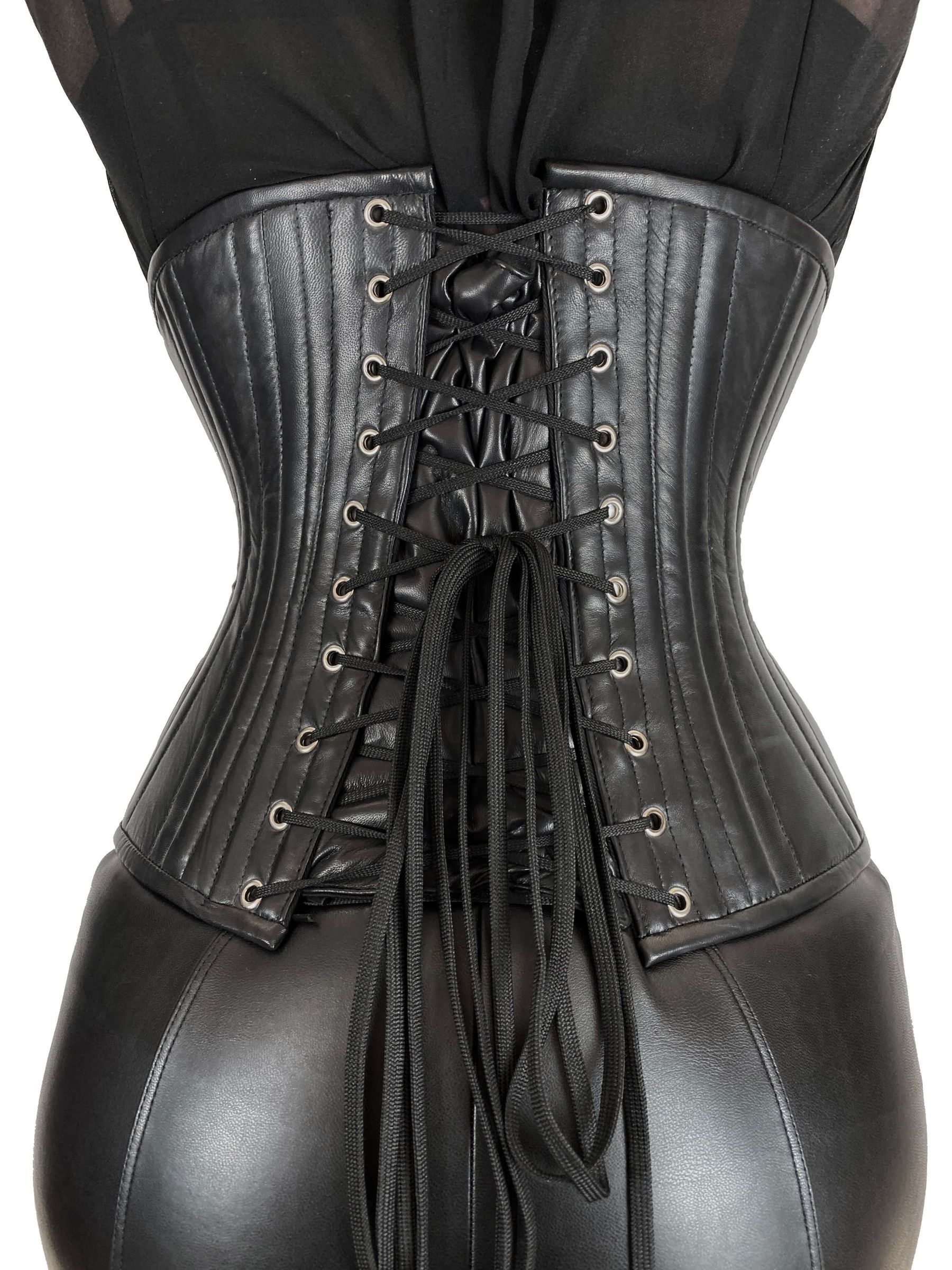 Rückansicht des Cloudette Echtleder Korsetts mit Schnürung und schützender Rückenlasche für individuelle Passform.