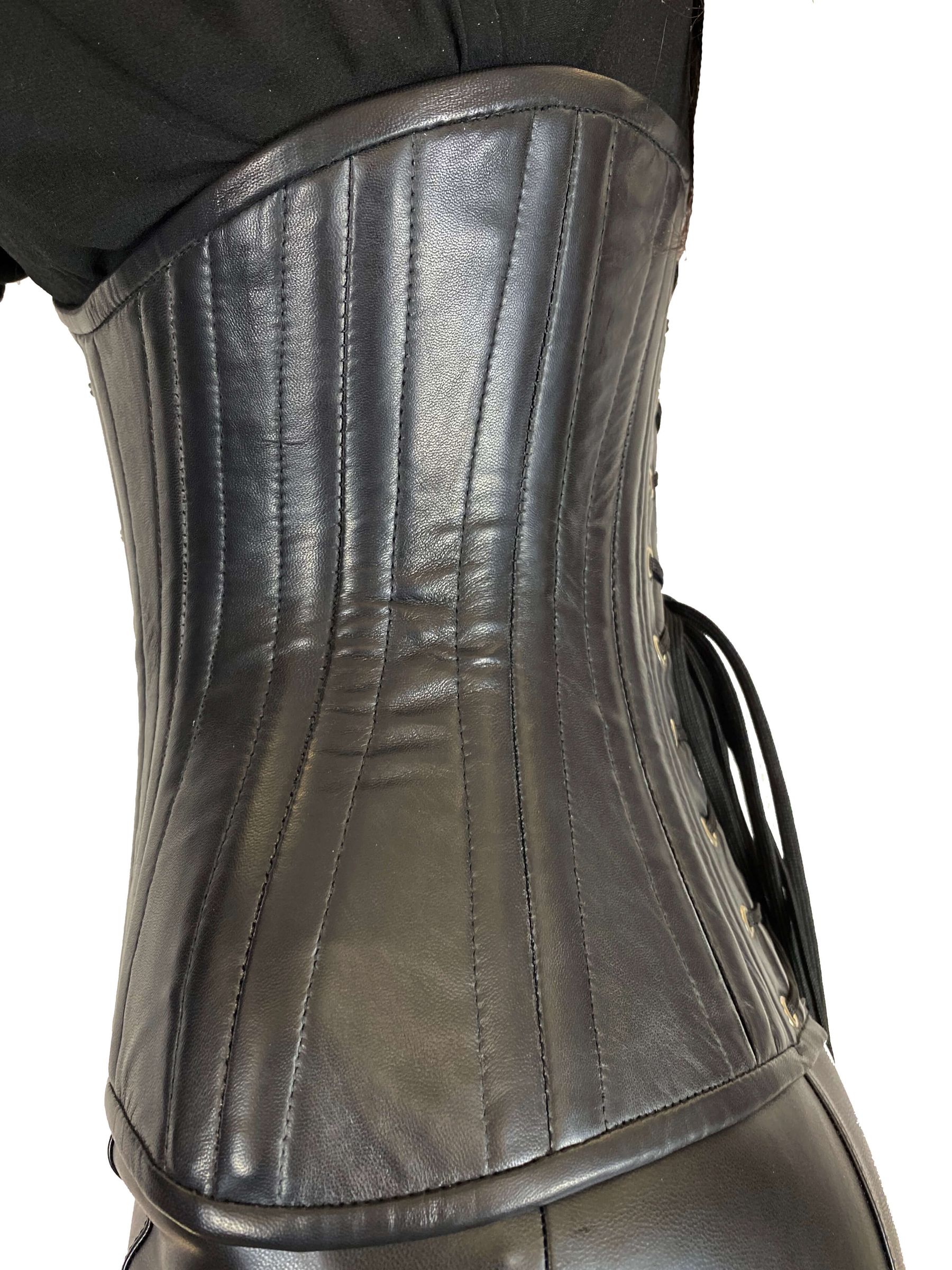 Rückansicht des schwarzen Echtleder Korsetts Cloudette mit Taillenschnürung und figurbetonter Silhouette.