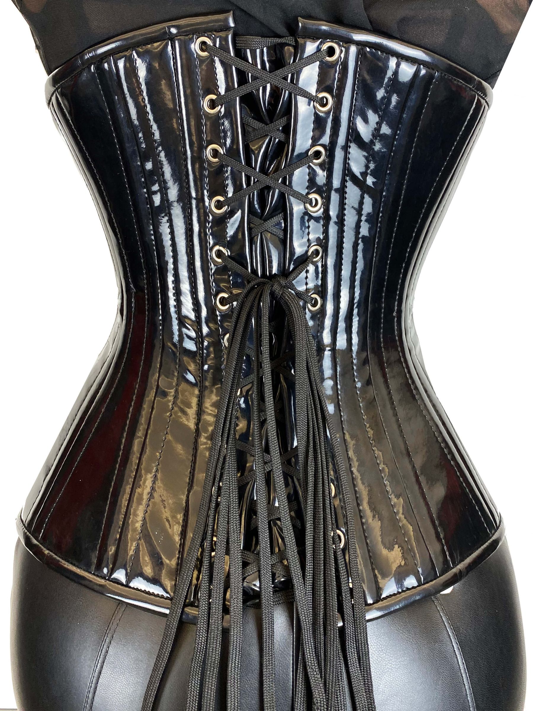 Schwarzes Lack-Unterbrustkorsett mit Rückenschnürung und Metallösen, figurformend und individuell einstellbar.