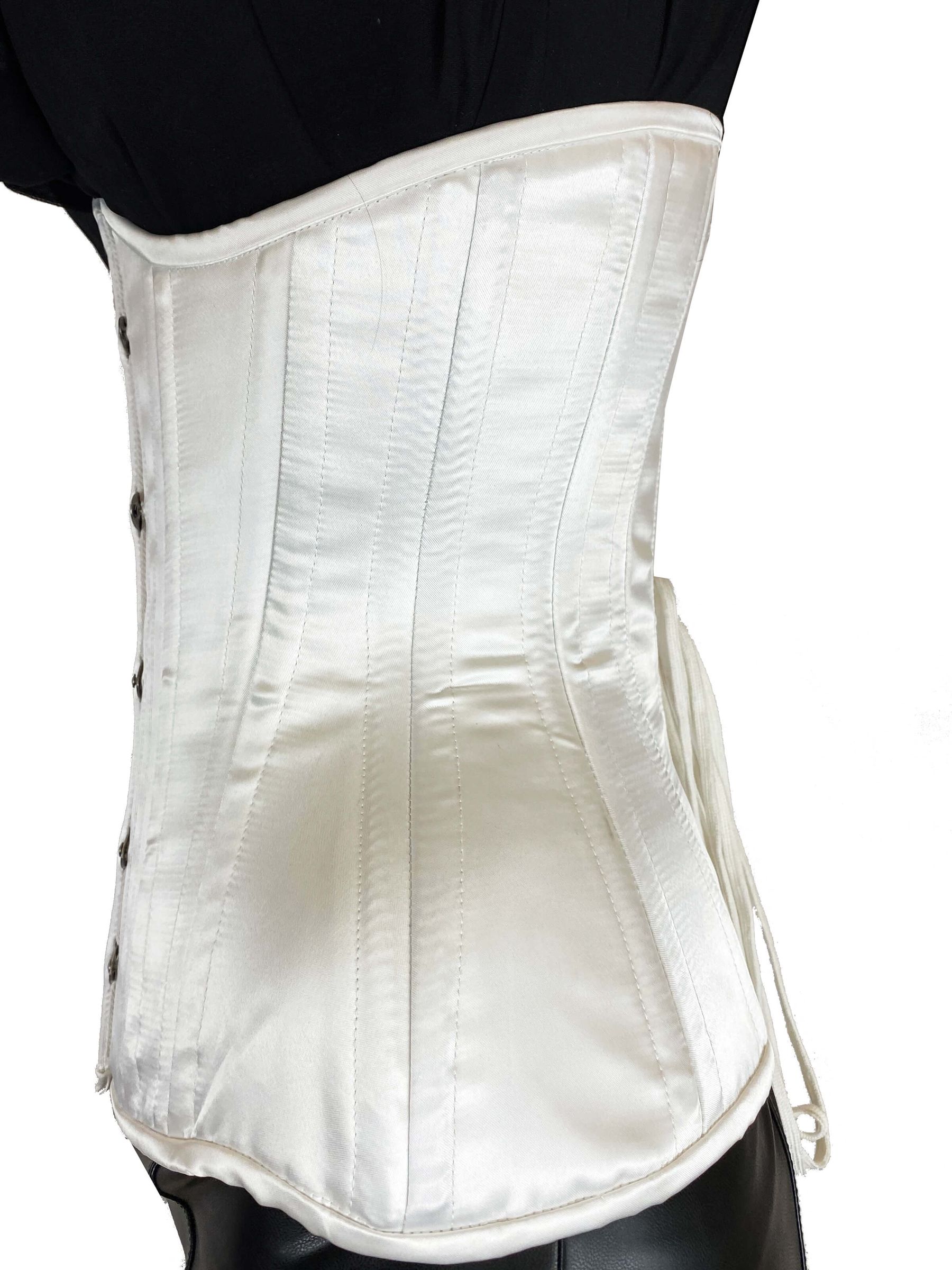 Satinweißes Unterbrustkorsett in Seitenansicht mit figurformender Silhouette und eleganter Taillierung