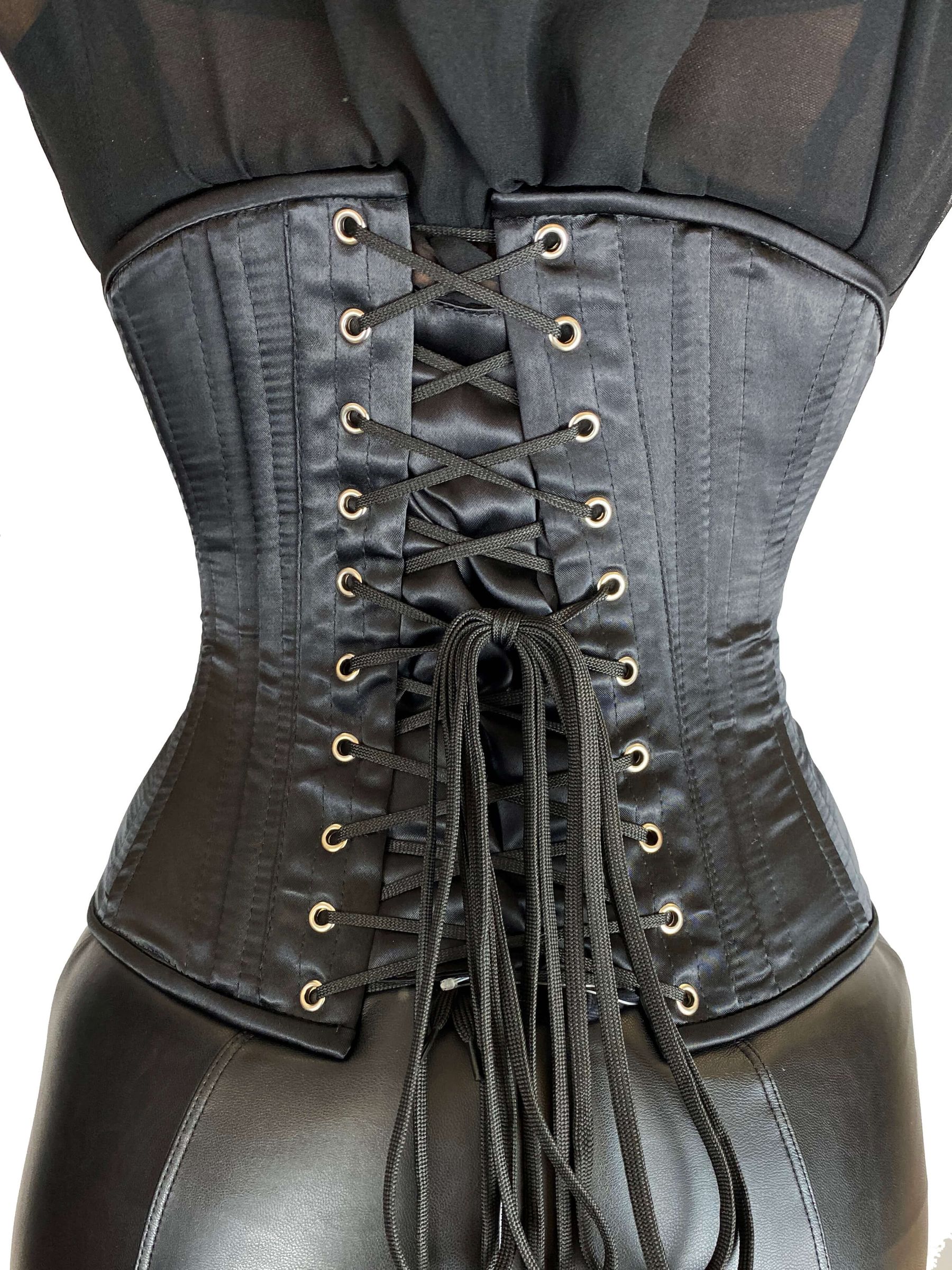 Rückansicht des Unterbrustkorsetts Samira aus schwarzem Satin mit Schnürung und Taillenbetonung