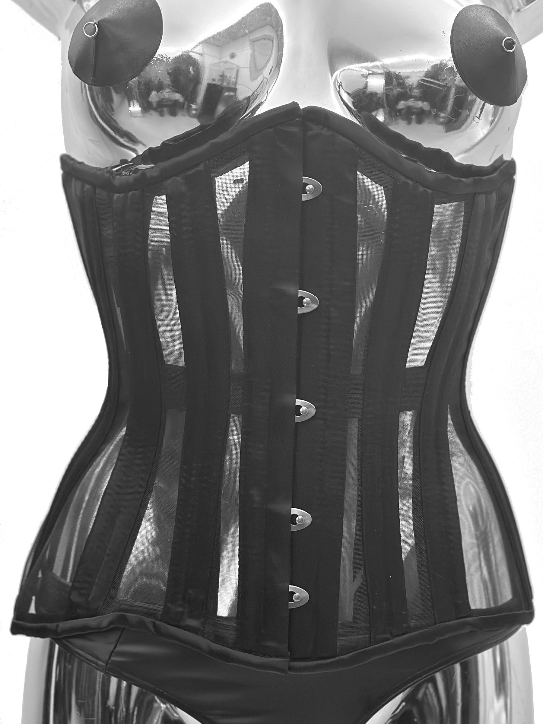 Satinschwarzes Unterbrustkorsett Teodora mit transparentem Netzstoff und Edelstahl-Hakenverschluss an Schaufensterpuppe