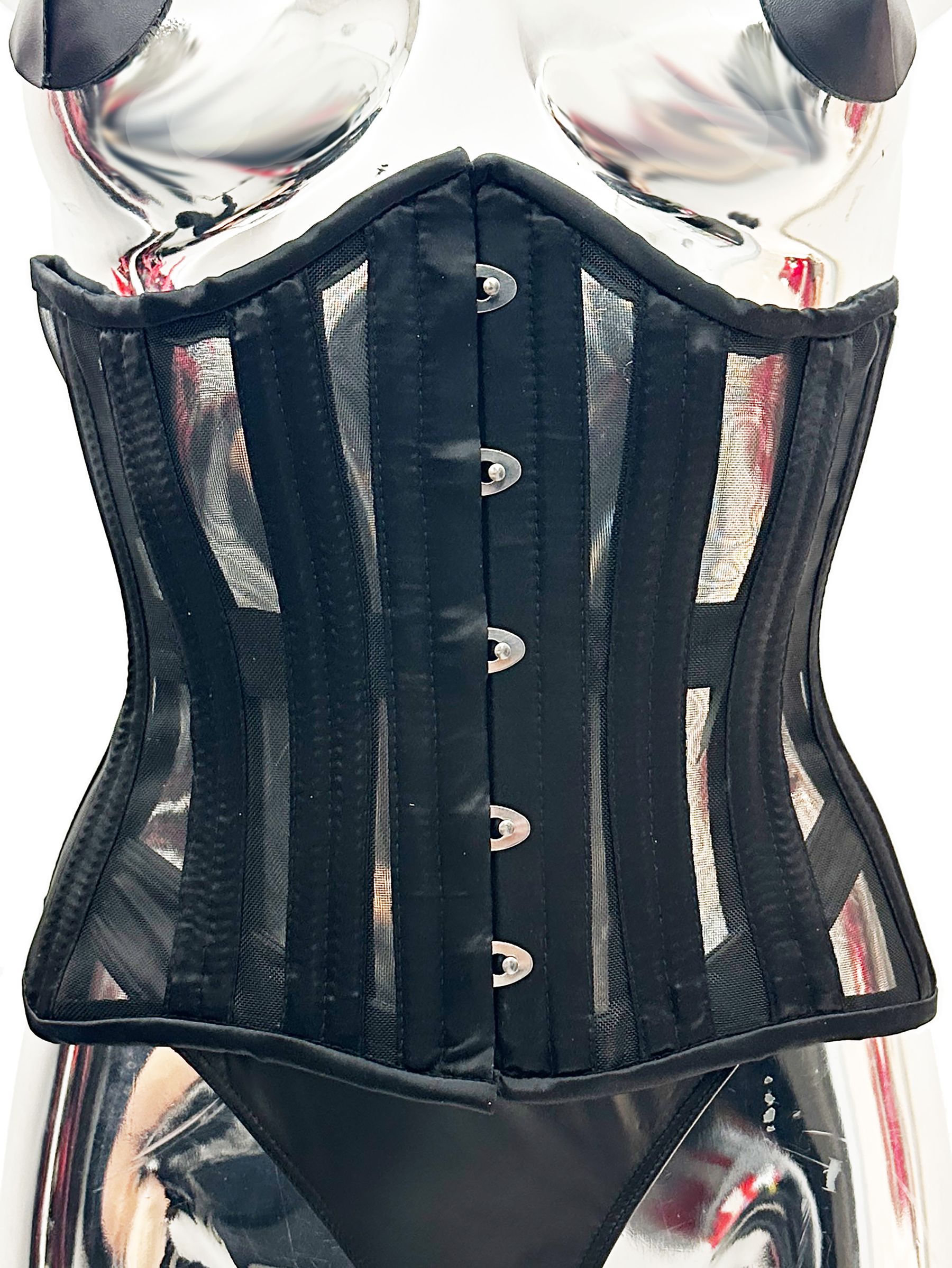 Schwarzes Taillenmieder Gina aus Satin und Netz mit Edelstahlstäbchen und Hakenverschluss, auf glänzender Schaufensterpuppe präsentiert