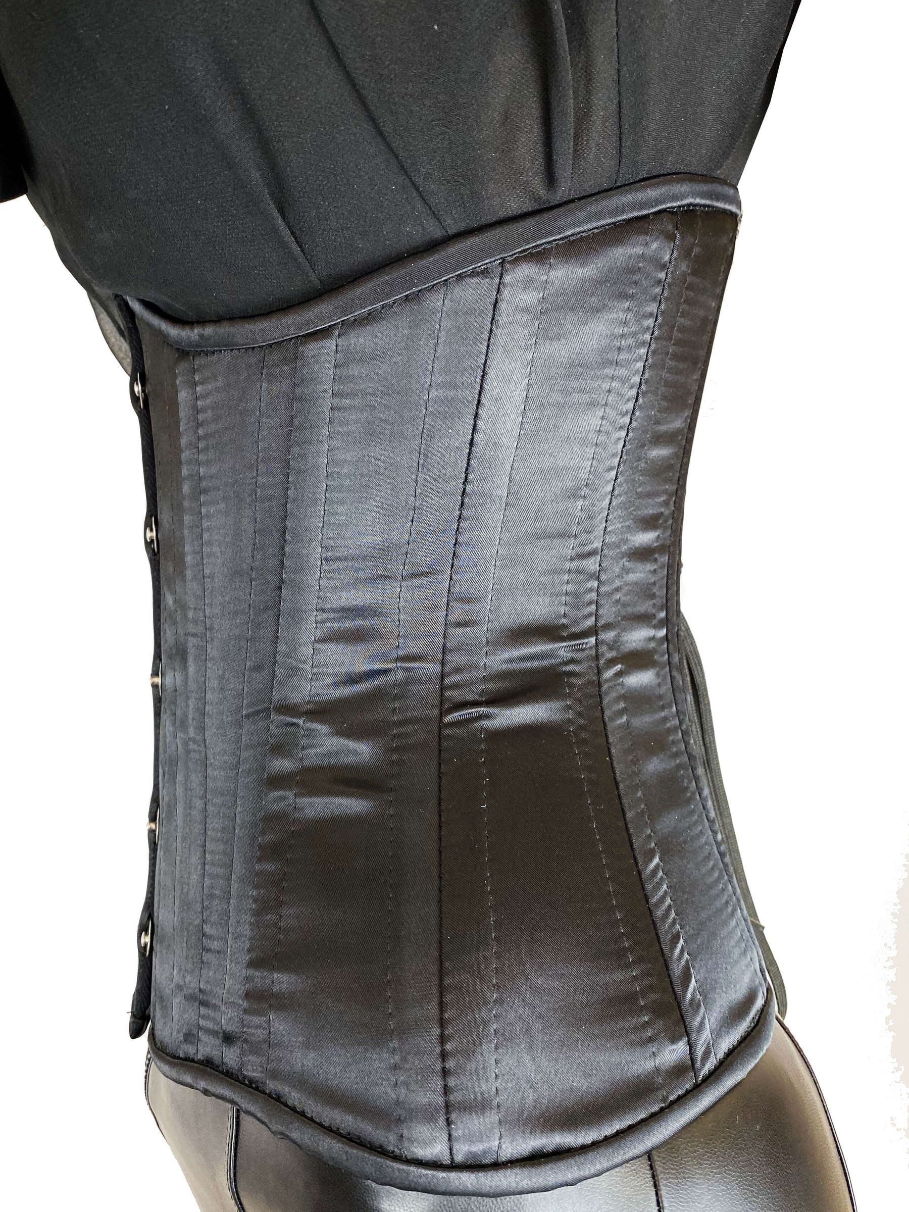 Seitenansicht des Unterbrustkorsetts Samira aus schwarzem Satin mit figurformender Taillierung