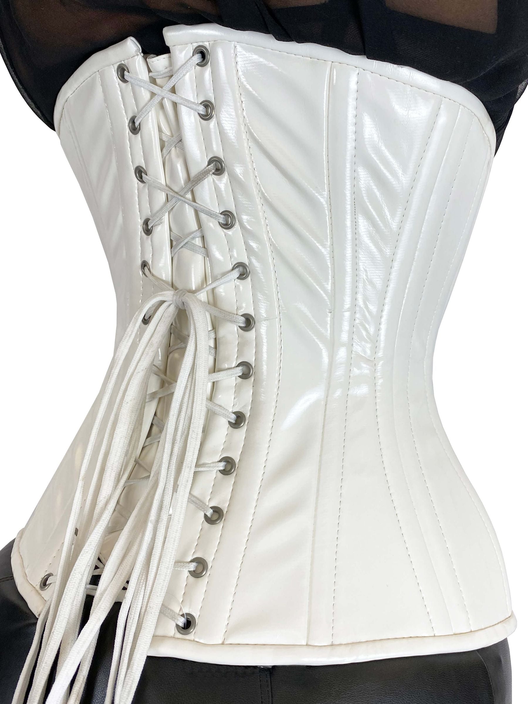Weißes Lack-Taillenkorsett mit Rückenschnürung und silbernen Ösen, figurformend und glänzend.