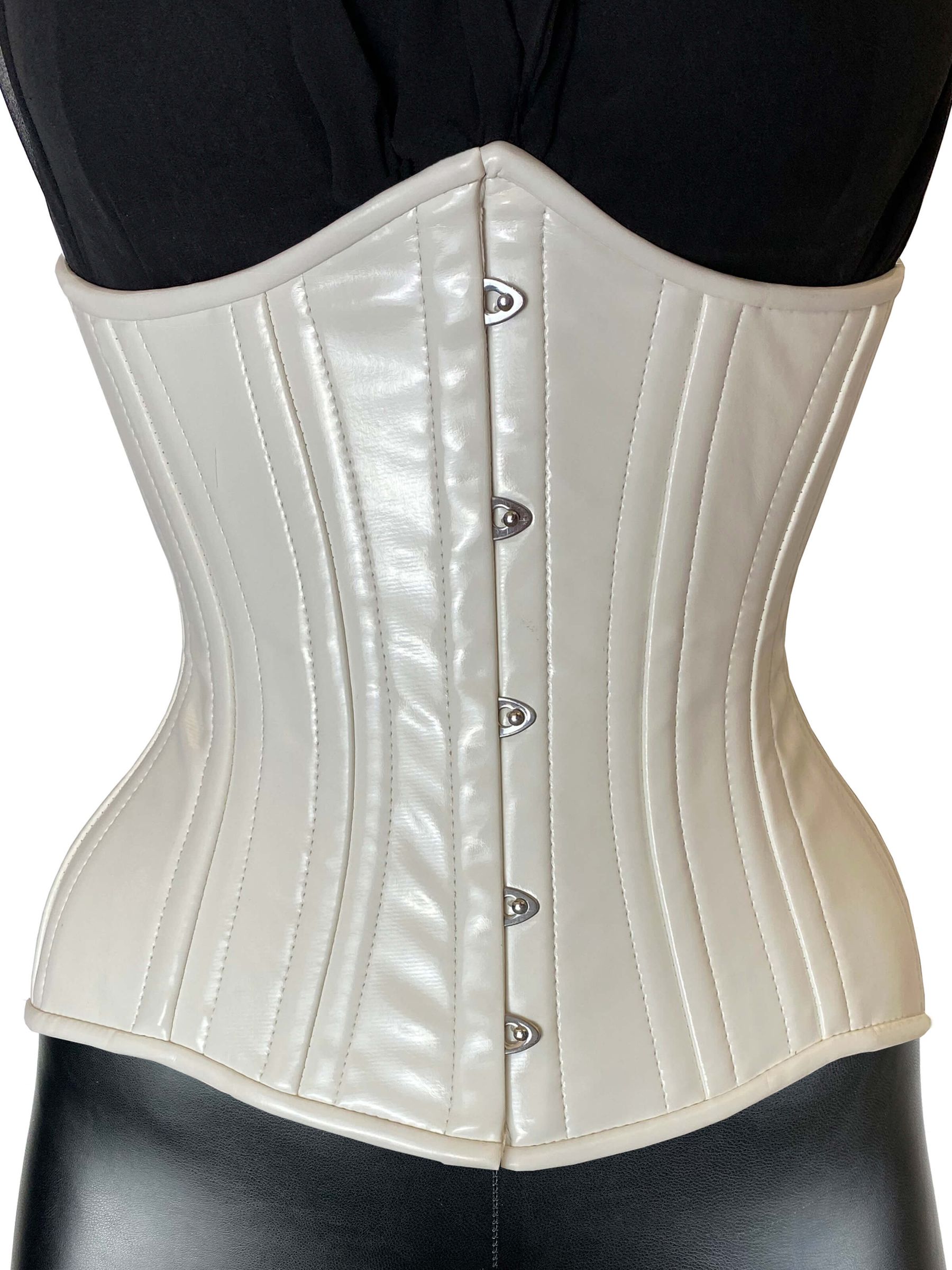 Weißes Lack-Unterbrustkorsett mit Edelstahl-Verschluss und vertikalen Stäben, figurformend und glänzend.  Möchtest du auch noch alternative Alt-Texte für Varianten oder Social-Media-Zwecke?