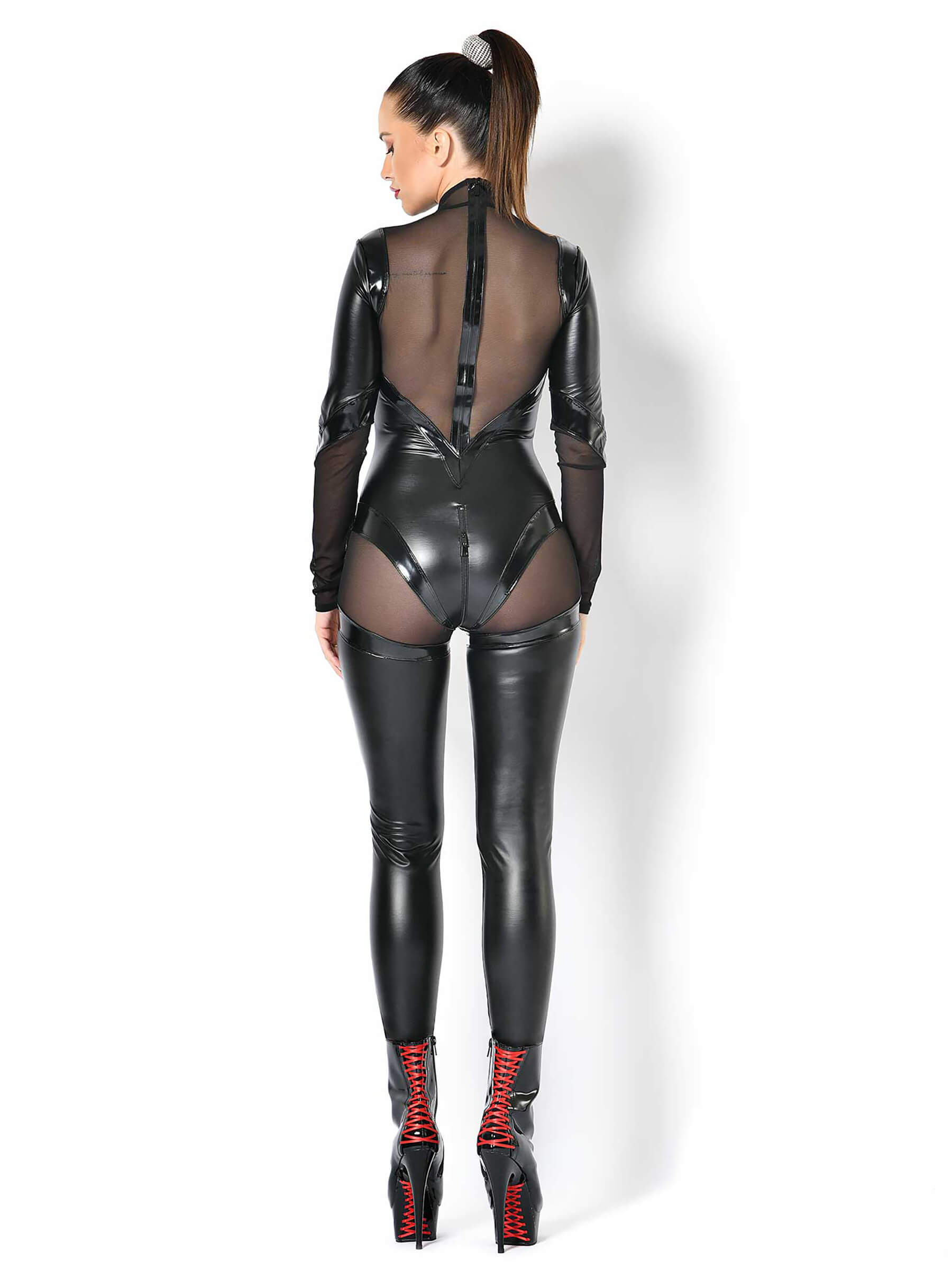 Frau von hinten im transparenten Kunstleder-Catsuit mit Reißverschluss und High Heels – sinnlich, selbstbewusst und edgy gestylt.