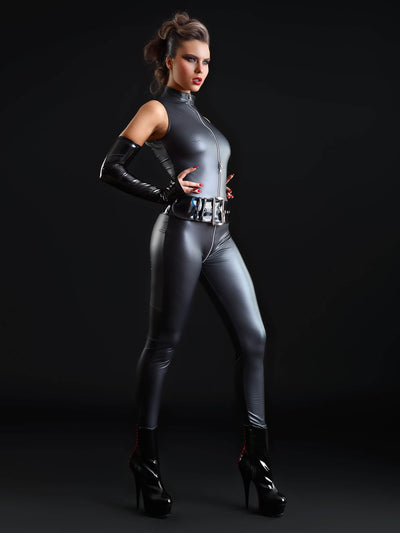 Frau seitlich im Wetlook Catsuit mit glänzendem Lackgürtel, langen Handschuhen und High Heels vor dunklem Hintergrund.
