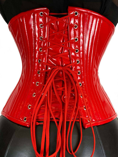 Rotes Lackkorsett von hinten mit Schnürung und Rückenlasche, figurformend über schwarzer Kleidung getragen.