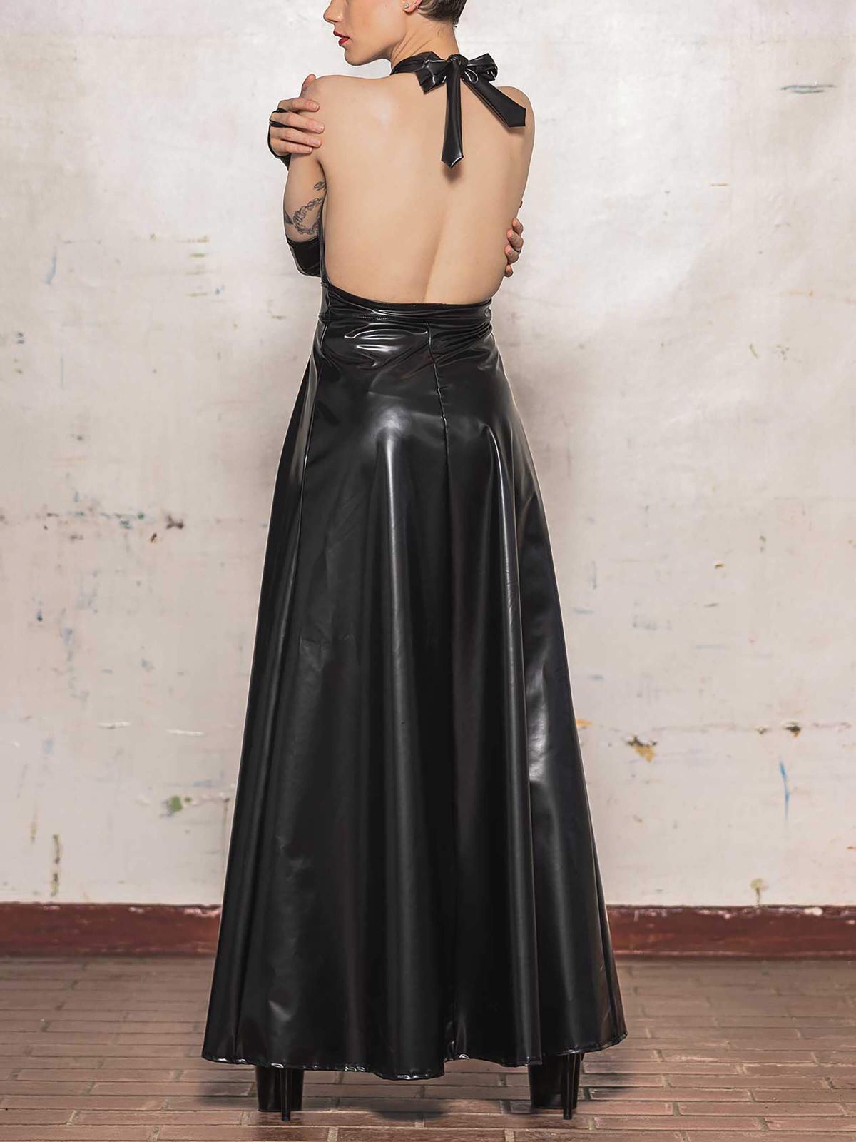 Mattschwarzes Lackkleid