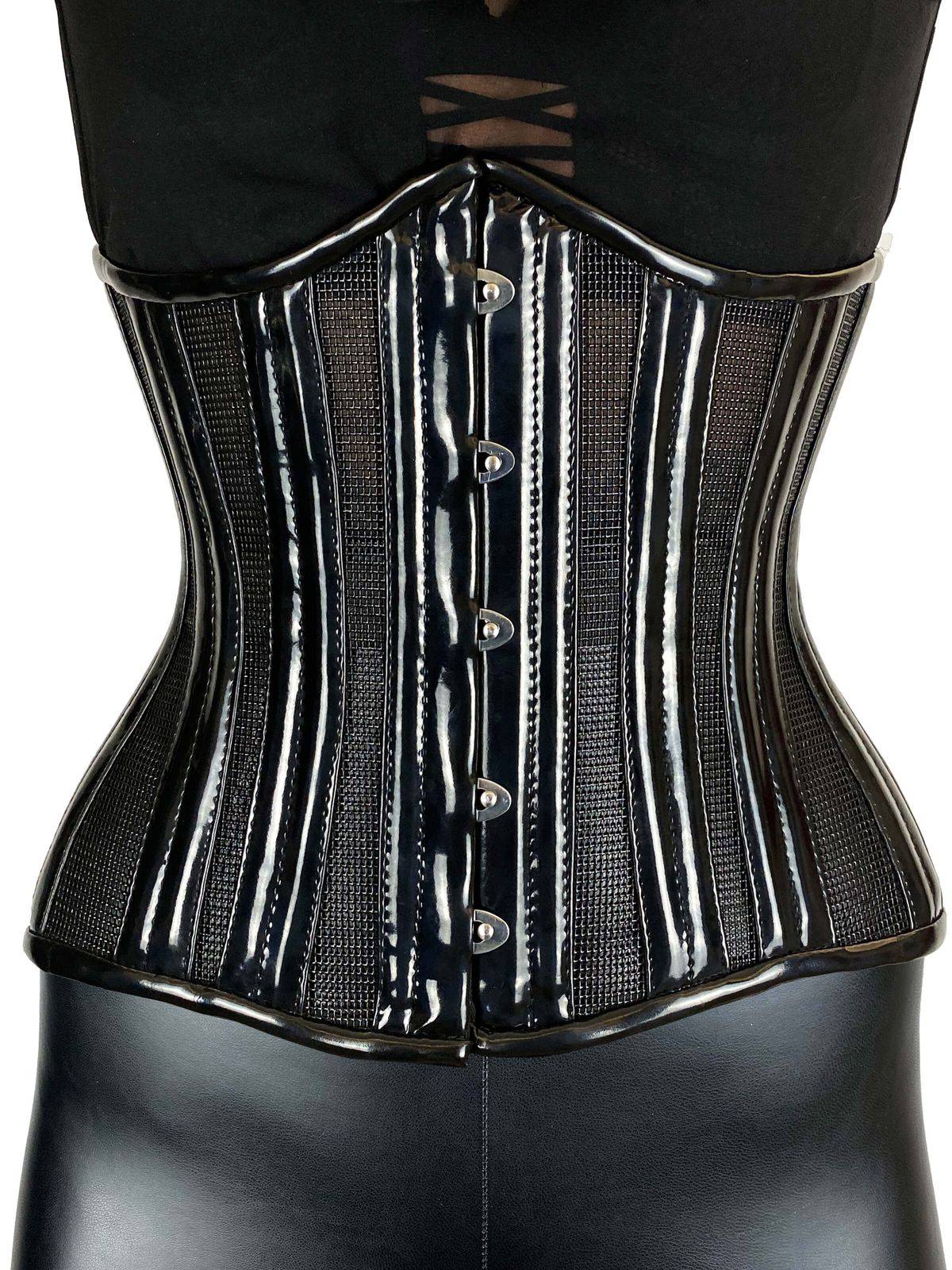 Schwarzes Lack-Netz-Korsett Jessy mit Taillenformung, Frontverschluss aus Edelstahl, ideal für Clubwear und Vintage-Styles.